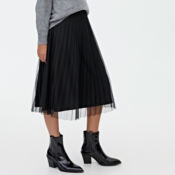 Pull&Bear Dresses & Skirts - Pull and Bear pleated party skirt size L black tulle overlay. Never worn